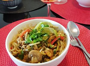 Una foto de Pad Thai de pollo