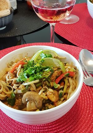 Una foto de Pad Thai de pollo