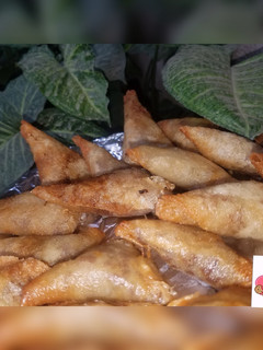 A picture of Fried samosa.