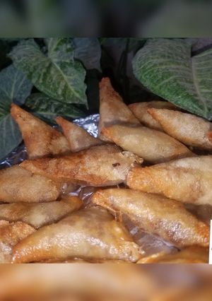 A picture of Fried samosa.