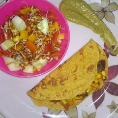 A picture of Paneer stuffed pancake 🌮with sprouts chaat.