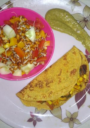 A picture of Paneer stuffed pancake 🌮with sprouts chaat.