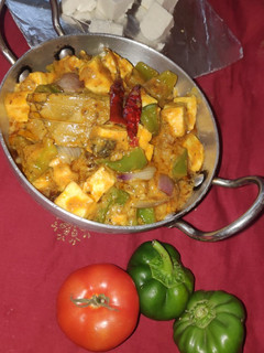 ढाबा स्टाइल कड़ाई पनीर (dhaba style kadai paneer recipe in Hindi) रेसिपी मुख्य फोटो