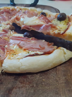 Una foto de Pizza con masa napolitana