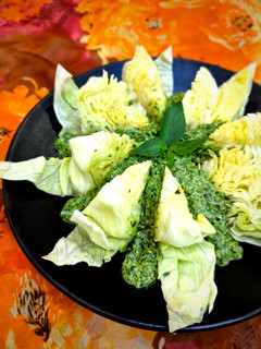 عکسی از دستور سالاد کاهو با سس سبز (Iceberg lettuce salad with green sauce)