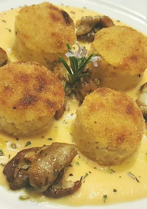 Foto di Bocconcini di patate con squacquerone, su vellutata di zucca gialla e funghi porcini