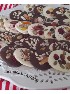 Una foto de Discos de chocolate y frutos secos