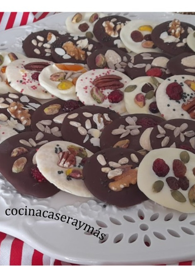 Una foto de Discos de chocolate y frutos secos