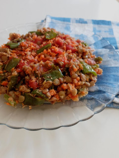 Una foto de Ensalada templada de lentejas y salsa Korma