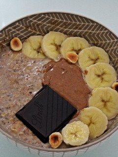 Una foto de Porridge de canela y plátano