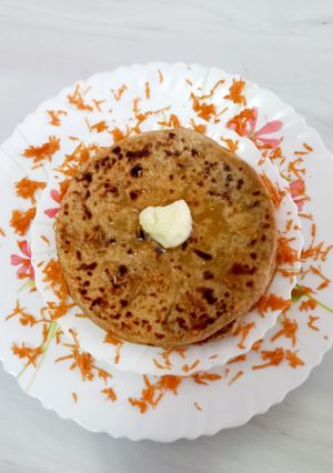 A picture of Carrot 🥕 and Garlic Paratha.