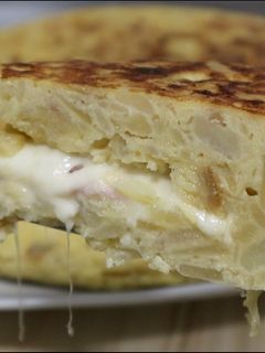 Una foto de Tortilla rellena de jamón y queso | Tortilla Sándwich