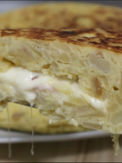 Una foto de Tortilla rellena de jamón y queso | Tortilla Sándwich