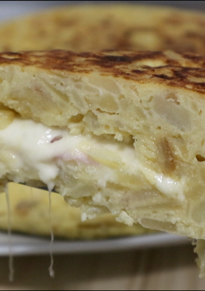 Una foto de Tortilla rellena de jamón y queso | Tortilla Sándwich