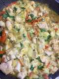 Pollo con verduras en salsa de maracuyá (parchita) envuelto en acelgas