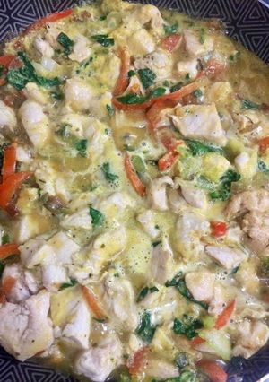 Una foto de Pollo con verduras en salsa de maracuyá (parchita) envuelto en acelgas