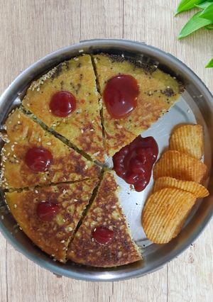 A picture of Mix dal vegetable handavo (indian cake).