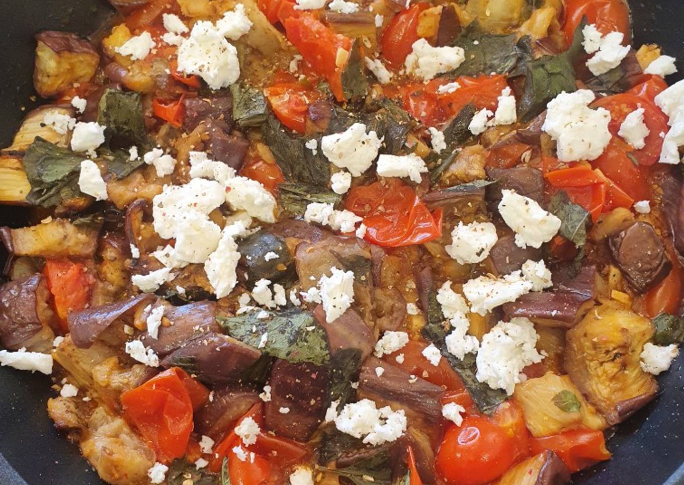 Berenjena y tomates cherry con albahaca y queso feta