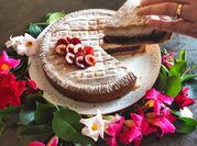 Una foto di crostata alle ciliegie