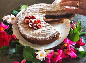 Foto di Crostata con frolla all'olio di cocco confettura di ciliegie homemade e crema di ricotta e cocco