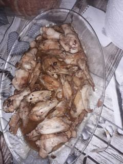 Una foto de Alitas al ajillo con guindilla y piñones