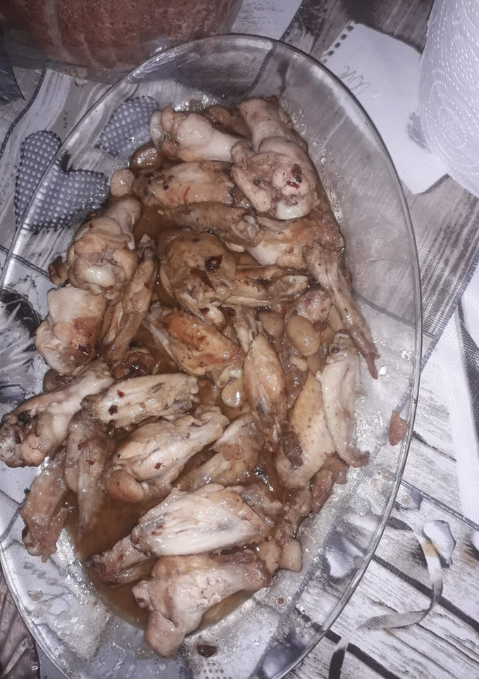 Una foto de Alitas al ajillo con guindilla y piñones