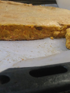 Una foto de Empanada de puerro, zanahorias y pasas de uva