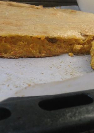 Foto principal de Empanada de puerro, zanahorias y pasas de uva