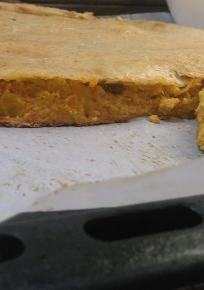 Una foto de Empanada de puerro, zanahorias y pasas de uva