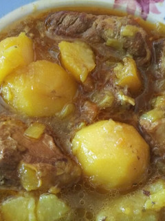 Una foto de Costillas con patatas y/o verduras