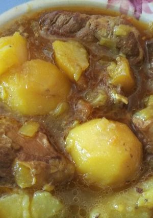 Una foto de Costillas con patatas y/o verduras
