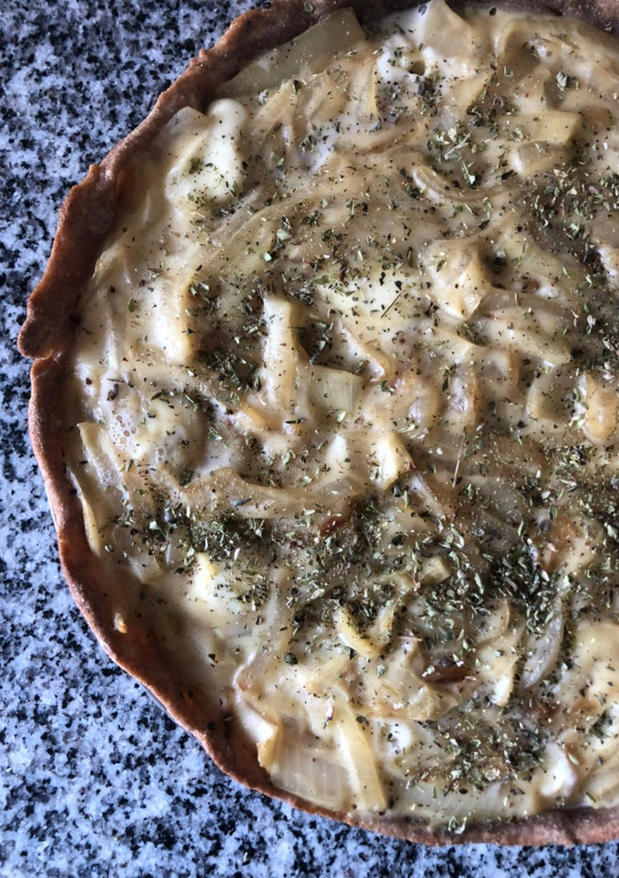 Una foto de Tarta de cebolla y queso + salsa blanca ❤️ masa integral