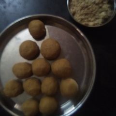 A picture of Besan ke laddu.