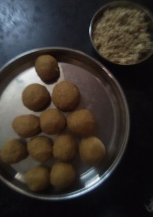 A picture of Besan ke laddu.