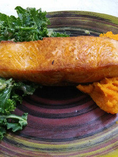 Una foto de Salmón a la parrilla con ensalada kale y aderezo de miel de agave