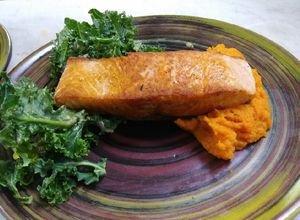 Una foto de Salmón a la parrilla con ensalada kale y aderezo de miel de agave