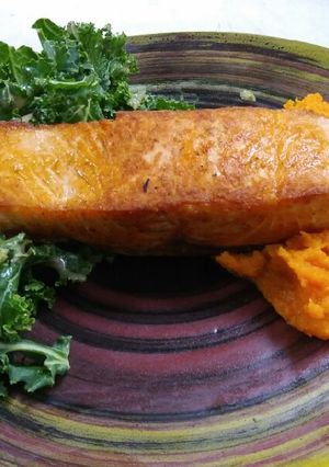 Una foto de Salmón a la parrilla con ensalada kale y aderezo de miel de agave
