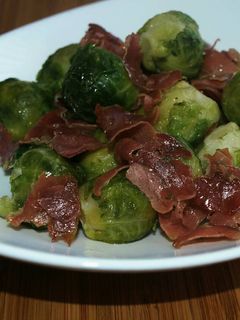 Una foto de Coles de Bruselas con jamón