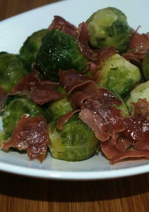 Una foto de Coles de Bruselas con jamón