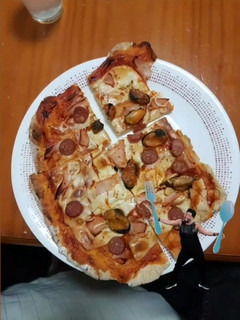 Una foto de Pizza de jamón york y mejillones