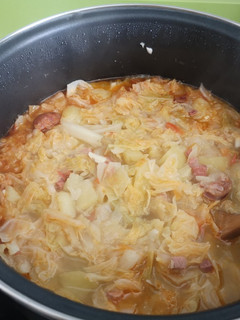 Una foto de Berza o col con chorizo y taquitos de jamón