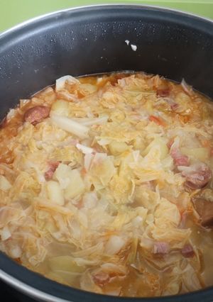 Una foto de Berza o col con chorizo y taquitos de jamón