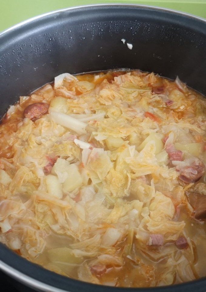 Una foto de Berza o col con chorizo y taquitos de jamón