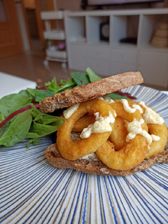 Una foto de Un bocadillo de calamares diferente