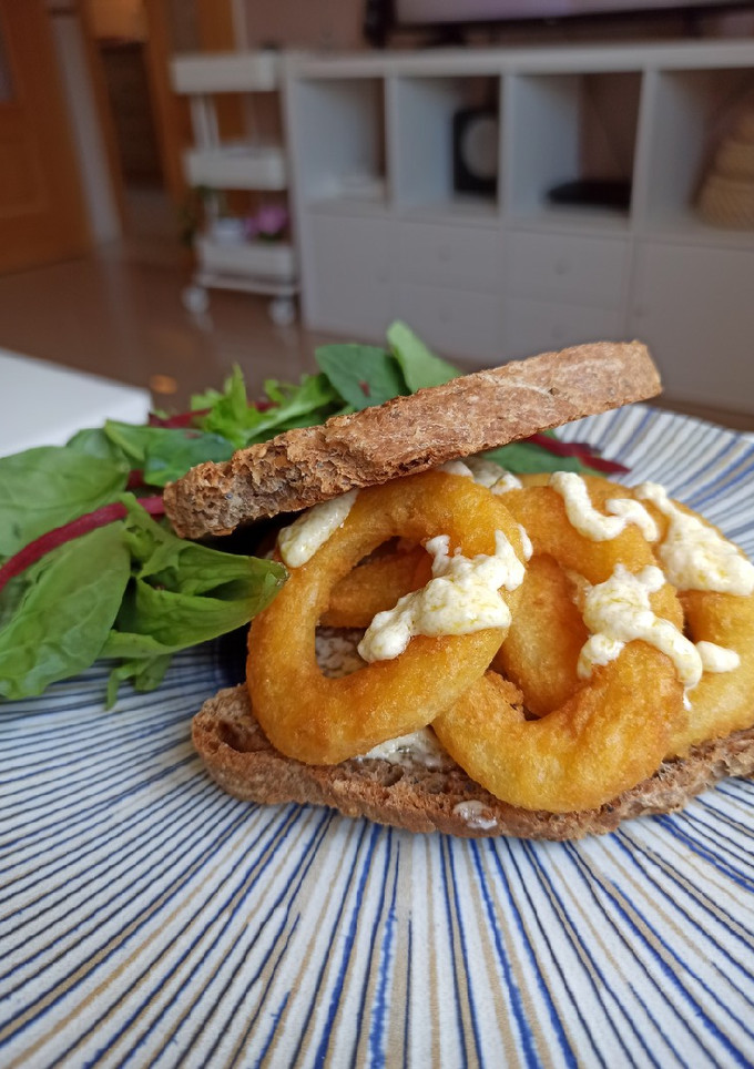 Una foto de Un bocadillo de calamares diferente