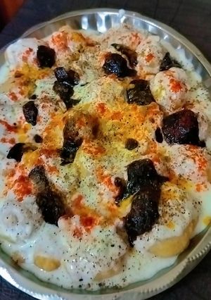 A picture of Dahi vada.