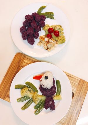 Hình của món Cơm bento chim và chùm nho.