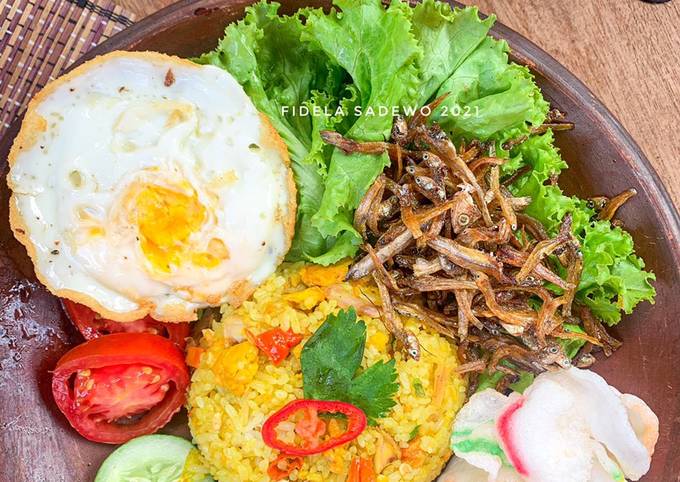 Resep memasak Nasi Goreng Kunyit Teri yang lezat