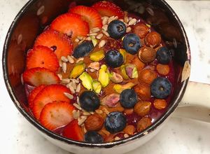 Una foto de 🫐🍓Bowl de frutos rojos y remolacha 🍇🍒