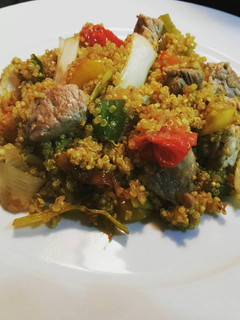 Una foto de Quinoa al curry con verduras y cerdo aromatizado en salsa ostras